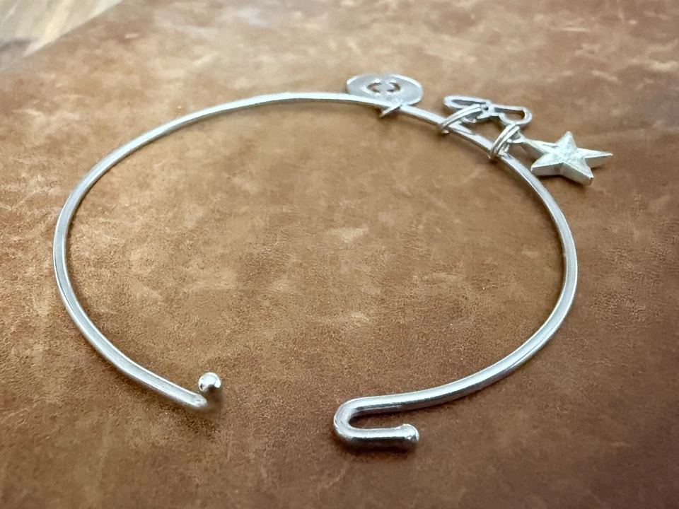 Винтажный браслет из стерлингового серебра 925 пробы с тремя подвесками ⭐️ 💕 👣 7,5 дюйма - Изображение 4 из 4