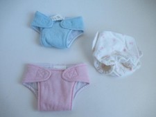 Berenguer Boutique 3 Fundas de Pañales Muñeca Bebé Rosa Azul y Blanco con Flores