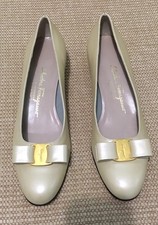 Salvatore Ferragamo Vara Lillaz Pumps Heels Bow Ivory Pearl Shoes 9.5 B New