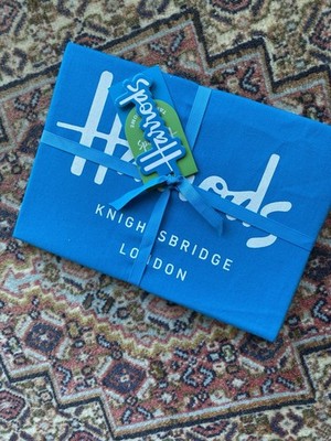 Harrods Geschirrtuch blau Logo neu beschriftet