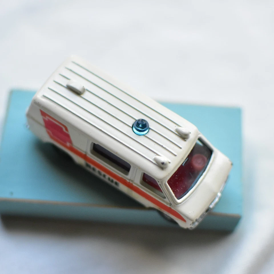 Ambulancia Chevrolet Chevy Van Serie Coche Extranjero Tomica De Colección - Hecha en Japón Foto 3 de 4