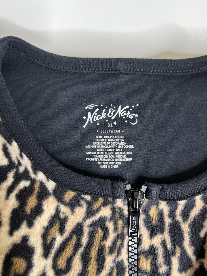 Pijama feminino Nick & Nora XL estampa de leopardo pé de gato peça única com zíper lã - Imagem 3 de 4