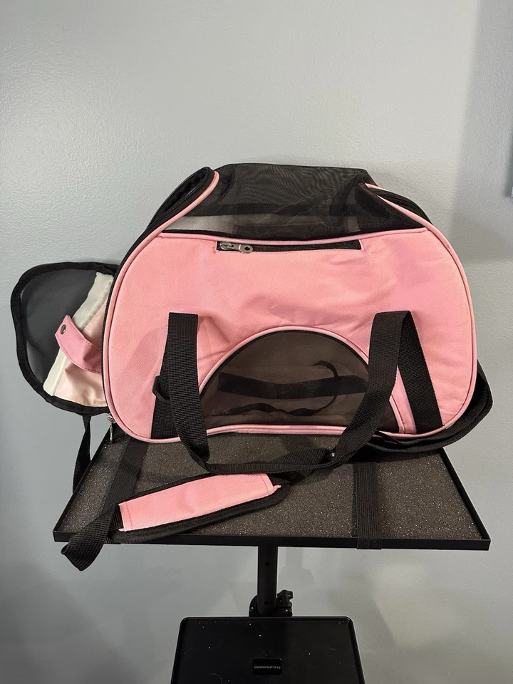 Transportador cómodo para mascotas pequeñas lados suaves - frambuesa/rosa aprobado por aerolínea. Foto 2 de 4