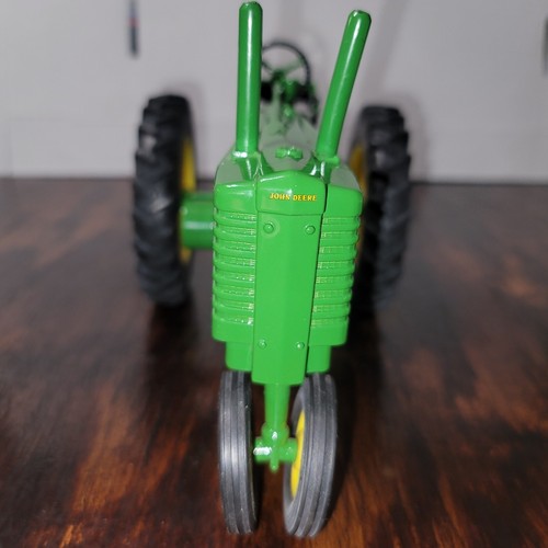 Ertl 1/16 Scale John Deere 1947 Model G Tractor Diecast - Picture 6 of 10