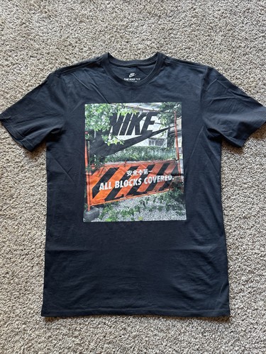 Nike Baloncesto "Todos los Bloques Cubiertos" Camiseta Negra 928401 010 Tokio Foto Hombres M - Imagen 1 de 12