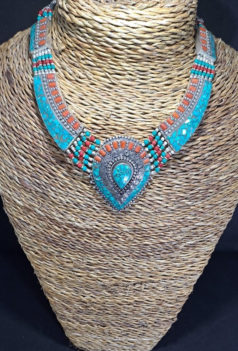 Collier tibétain artisanal EthnicPro.02, le cadeau idéal en pierres naturelles bleues