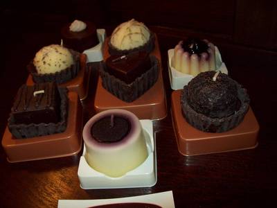 NEW CHOCOLATE SCENT CANDY DESSERT CANDLE DK WHITE HEART 