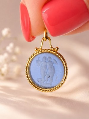 Schöner 14 Karat Gold, geschnitztes Glas Cherub Anhänger