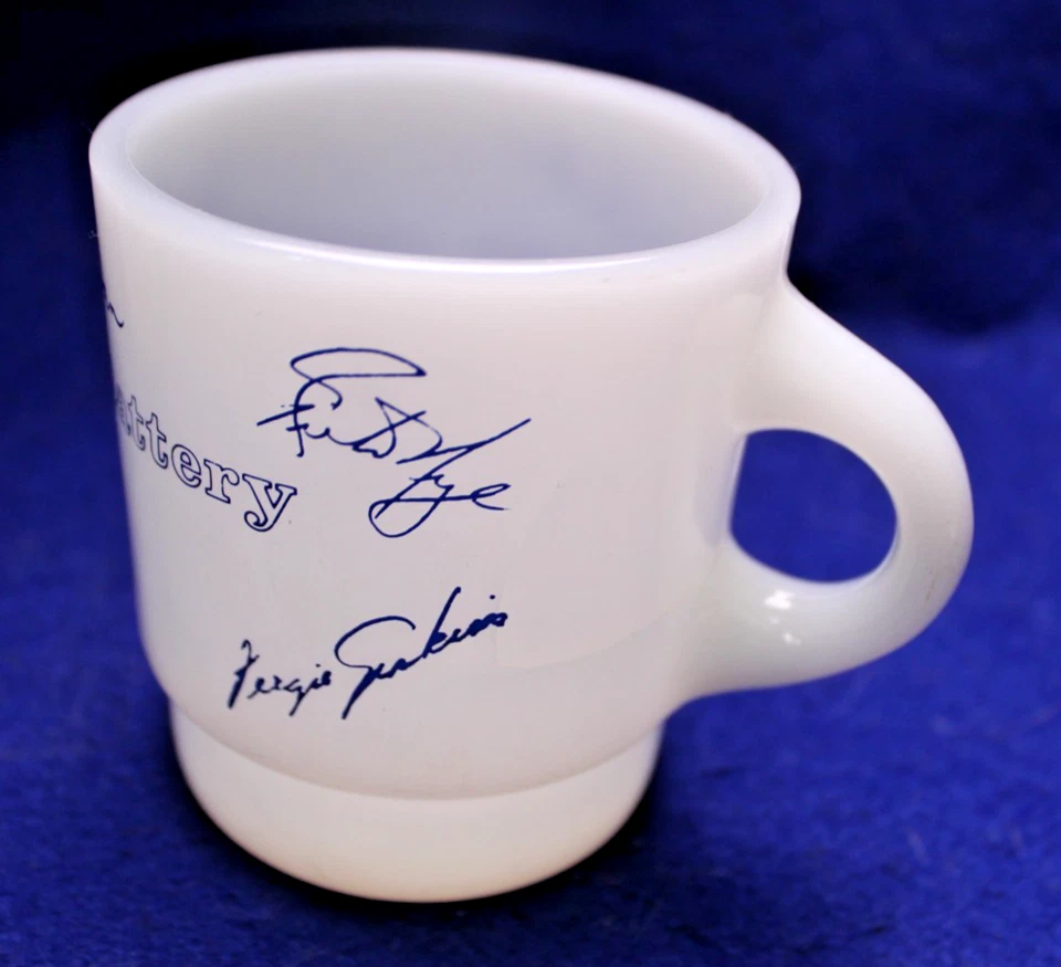 SET OF 4 VINTAGE CHICAGO CUBS BULL PEN MUGS white blue signatures milk glass - Image 4 of 4