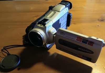 Sony Handycam DCR-TRV18E MiniDV Camcorder mit einem Carl Zeiss Vario-Sonnar
