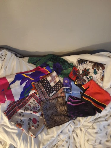 foulards vrac marque christian dior,caroline herrera,ostivelly,oscar de la...