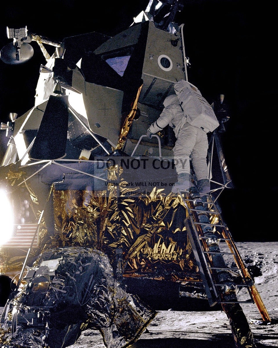 YELLOWKORNERフォトアート「Alan Bean, Apollo 12」 APOLLO 12 ASTRONAUT ALAN BEAN ON LUNAR MODULE LADDER - 8X10