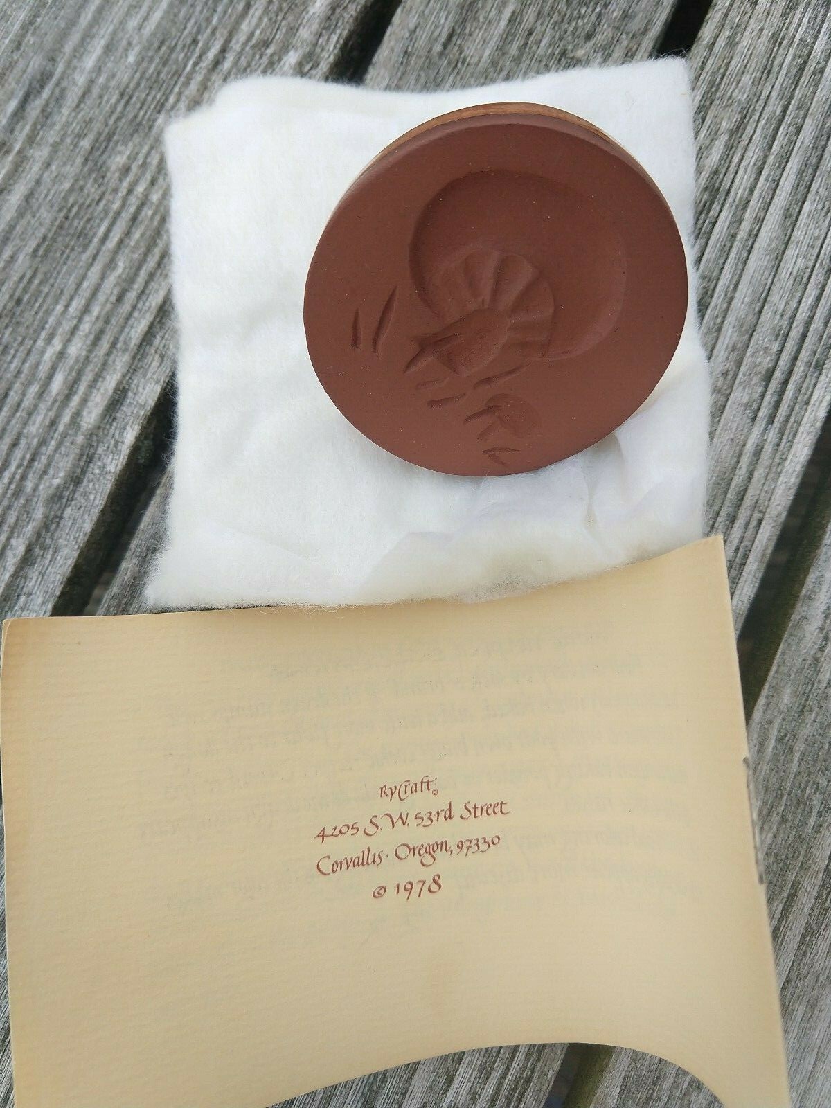 RYCRAFT 1978 NOS 2" ROUND COOKIE STAMP with HANDLE & RECIPE BOOKLET