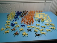 VTG HUGH MIXED LOT OF MINI PLASTIC ARMY COWBOY INDIANS HORSES AND STANDS UNBRAND