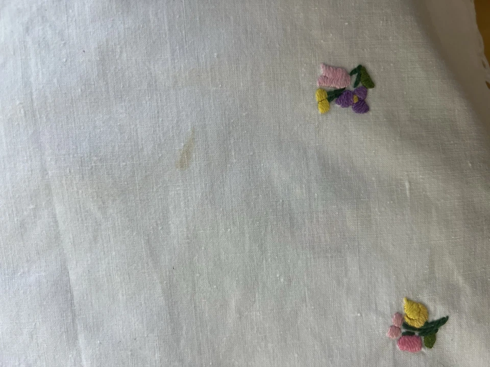2 kleine Tischdecken Mitteldecke Ø 57 weiß bestickt mit bunten Blumen Nostalgie - Bild 4 von 4