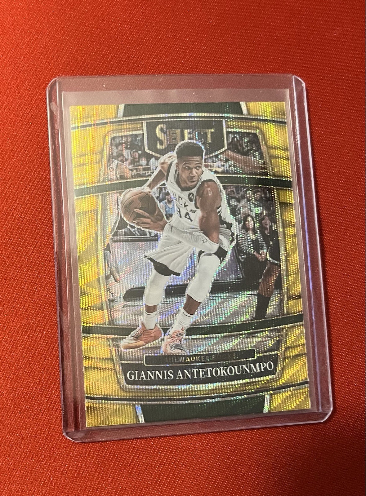 2021-22 Panini Select Giannis Antetokounmpo Concourse Gold Wave Prizm #35 Bucks