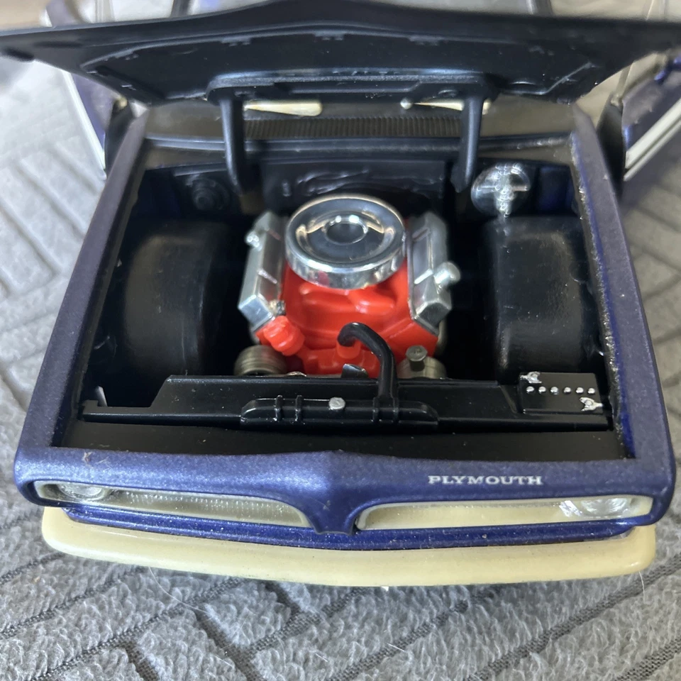 YAT MING - FIRMA DE CARRETERA - 1969 PLYMOUTH BARRACUDA 383 (PÚRPURA) - FUNDIDO A PRESIÓN 1/18 Foto 2 de 4