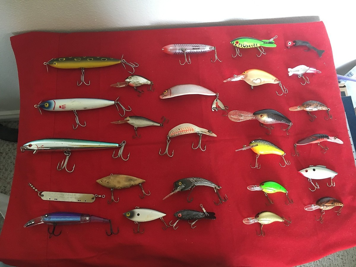 LOT OF 25 VARIOUS TYPES OF FISH HOOKS-SOME VINTAGE