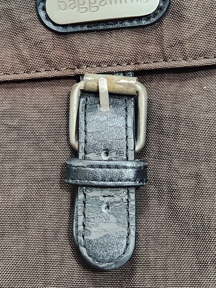 Baggallini Nylon Multi Bolsillo Bandolera Bolso de Mano Cartera Marrón Repelente al Agua Foto 3 de 4