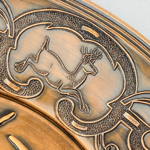 Vintage Wall Hanging Plaque Hunter with Hound Embossed Copper Look 31cm Round - Picture 3 of 9