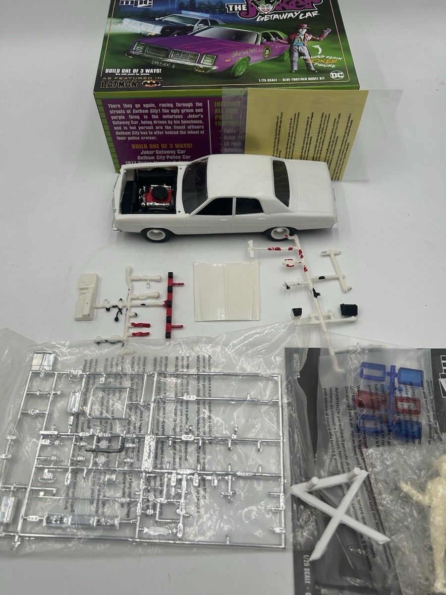 MPC 1977 DODGE MONACO 'THE JOKER GETAWAY CAR' 1/25 SCALE MODEL KIT