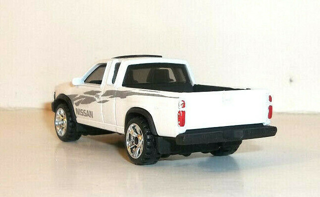 LOOSE 2022 MATCHBOX 1:64 WHITE 1995 NISSAN HARDBODY (D21
