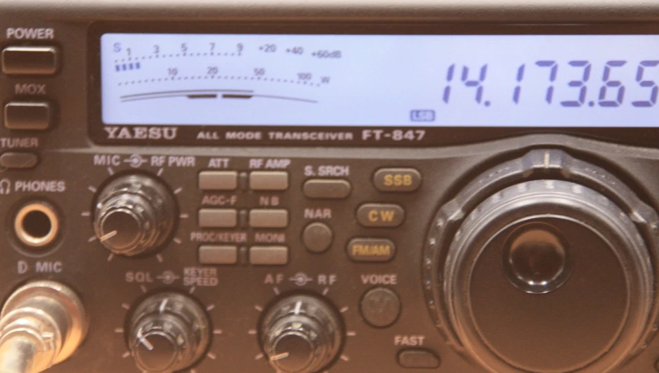YAESU FT-847 DSP-Transceiver HF/6m/2m/70cm - Bild 2 von 4