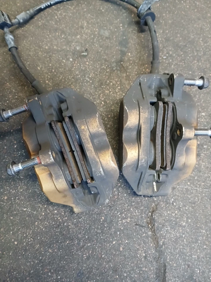 Juego de pinzas de freno delanteras derecha izquierda Honda Cbr600rr 600RR 2003 04 par de pinzas Foto 3 de 3