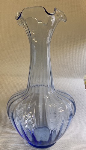 Vaso in vetro blu vorticoso con bordo increspato alto 9 1/2".. - Foto 2 di 3