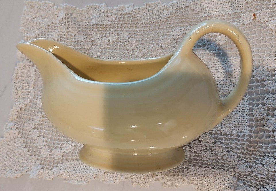 Vintage FIESTAWARE Homer Laughlin Pale Yellow Gravy Sauce Boat Made in