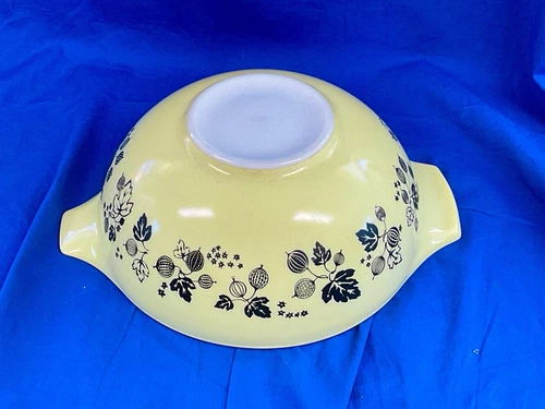 Pyrex Black On Yellow Gooseberry 4 QT Cinderella Bowl # 444 Oven Ware USA