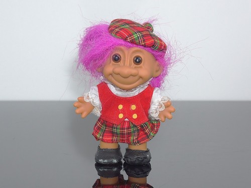 RUSS TROLLS AROUND THE WORLD SCOTTISH LUCKY TROLL (18476) W/ PLAID KILT OUTFIT