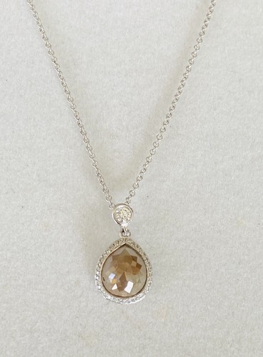 Ciondolo diamante verde fantasia naturale taglio rosa a forma di pera con catena 14K WG - Foto 5 di 12