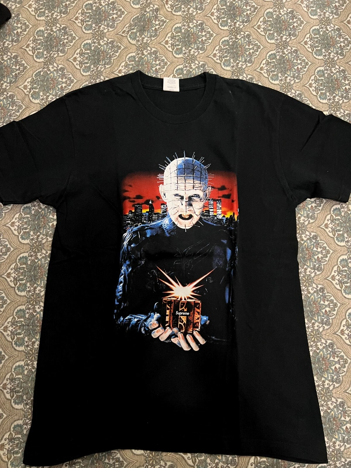 T shirt moyen Supreme Hellraiser