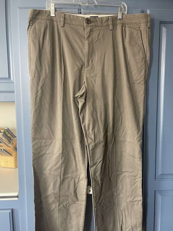 DOCKERS CLassic Fit pleated front  Khaki Pants Size 42x32 Brown