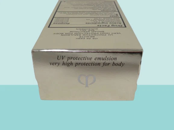 CLE DE PEAU BEAUTE EMULSIÓN PROTECTORA UV PARA CUERPO SPF50+ PROTECTOR SOLAR 2,5 OZ EN CAJA Foto 3 de 3