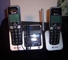 ATT T Cordless Phone w Base/Answering 1 Handsets Older Used