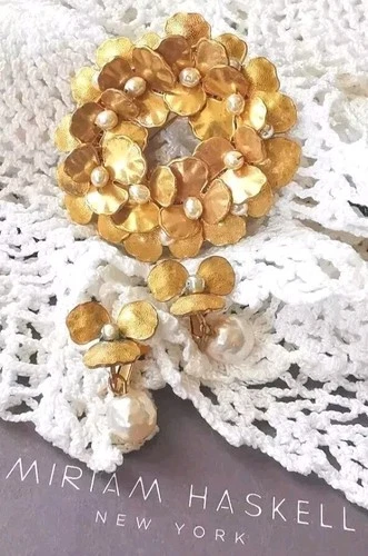 MIRIAM HASKELL 50'S SIGNED 2-PC SET:  GOLD GILT BRASS PANSY WHITE PEARL ACCENTS