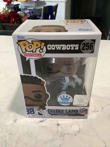 Funko pop NFL CeeDee Lamb #256 Funko shop exclusive  W/Soft PROTECTOR