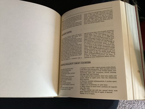 The New Revised & Updated McCall's Cookbook Random House 1984 Hardcover 537 p - Picture 3 of 7