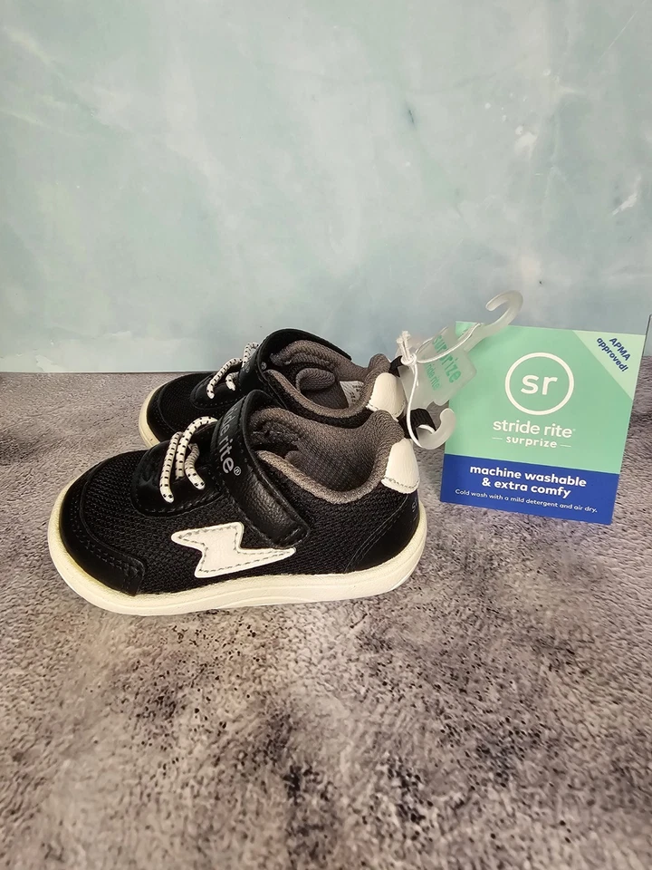 NUEVO CON ETIQUETAS Zapatillas Stride Rite Surprize Dwayne Non Tie negras/blancas en infantil talla 3 Foto 3 de 4