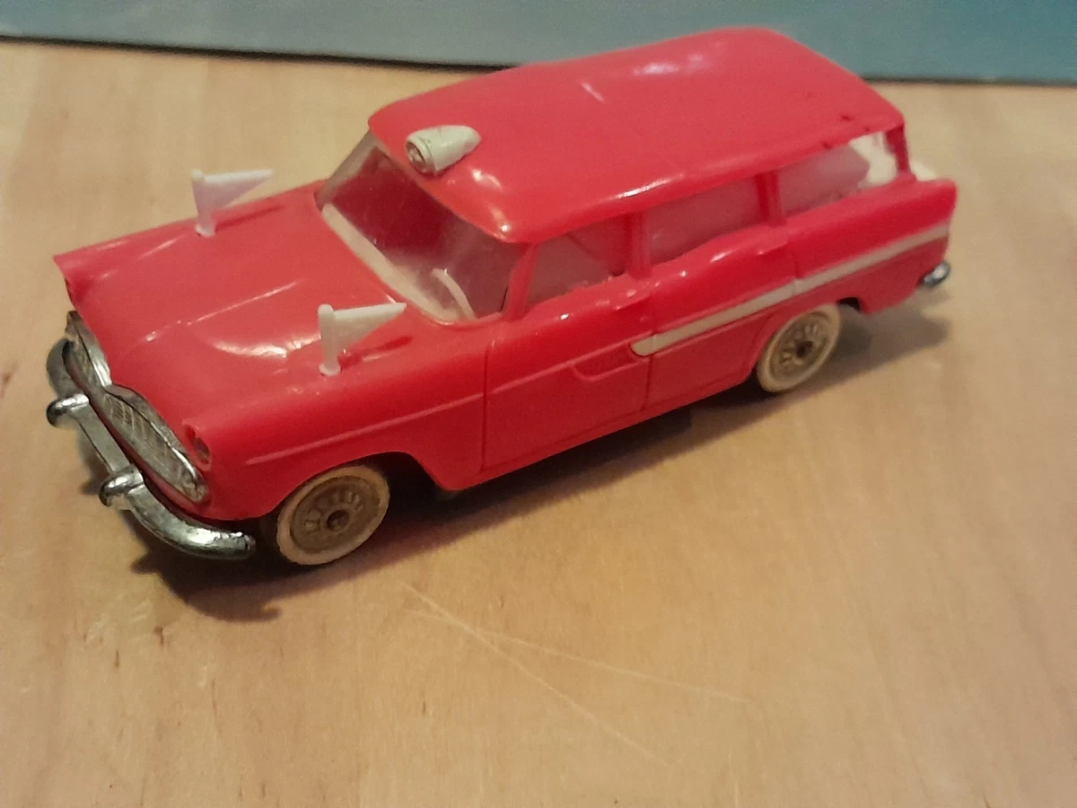 NOREV FRANCE N°41 . SIMCA MARLY BREAK AMBULANCE. Années 60. 1/43. EUR