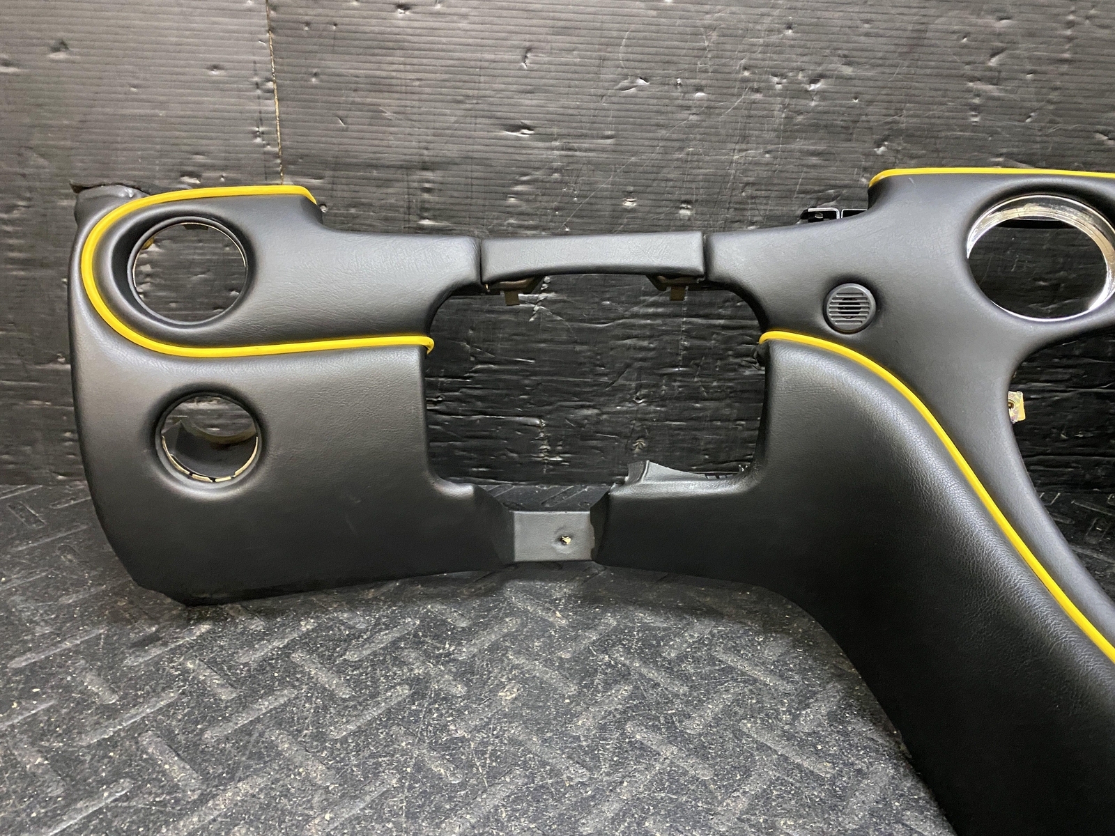 2002 MASERATI SPYDER LOWER DASH PANEL BOARD BLACK LEATHER YELLOW ACCENT