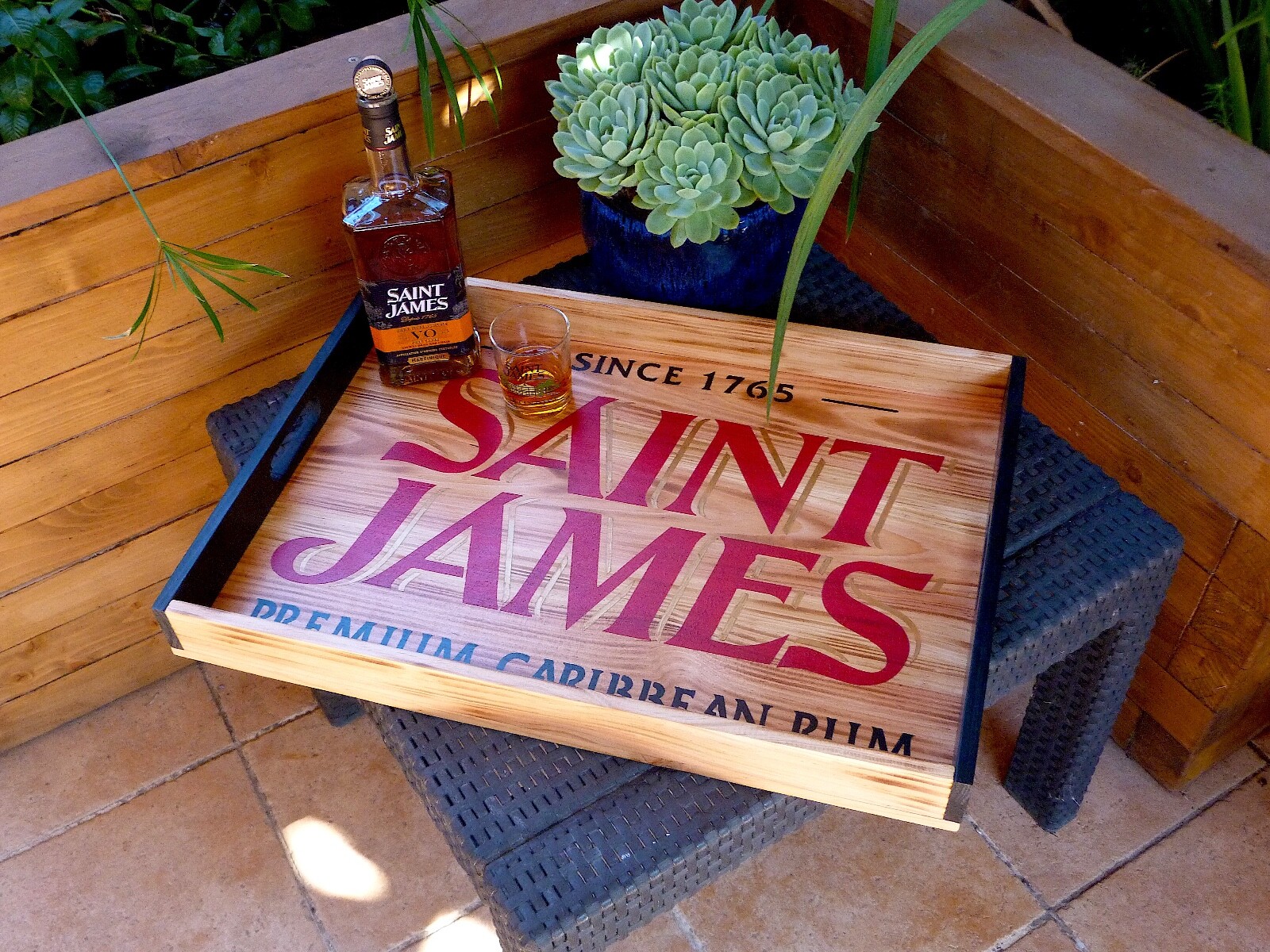 Plateau en bois fait main Saint James Martinique - Idée cadeau originale pour homme