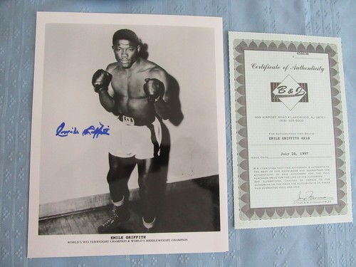 SIGNED ORIGINAL W/COA EMILE GRIFFITH BOXING BLACK AND WHITE 8X10 PHOTO