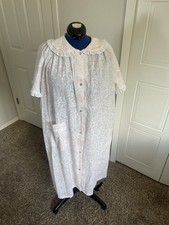 1970s Medium/Large Vintage Nightgown with Graphic Floral Print and Lace Details