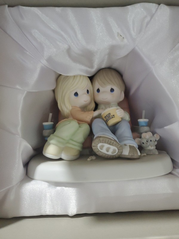 Precious moments - our reel life romance 940029 #1235 of 3000 figurine LE 