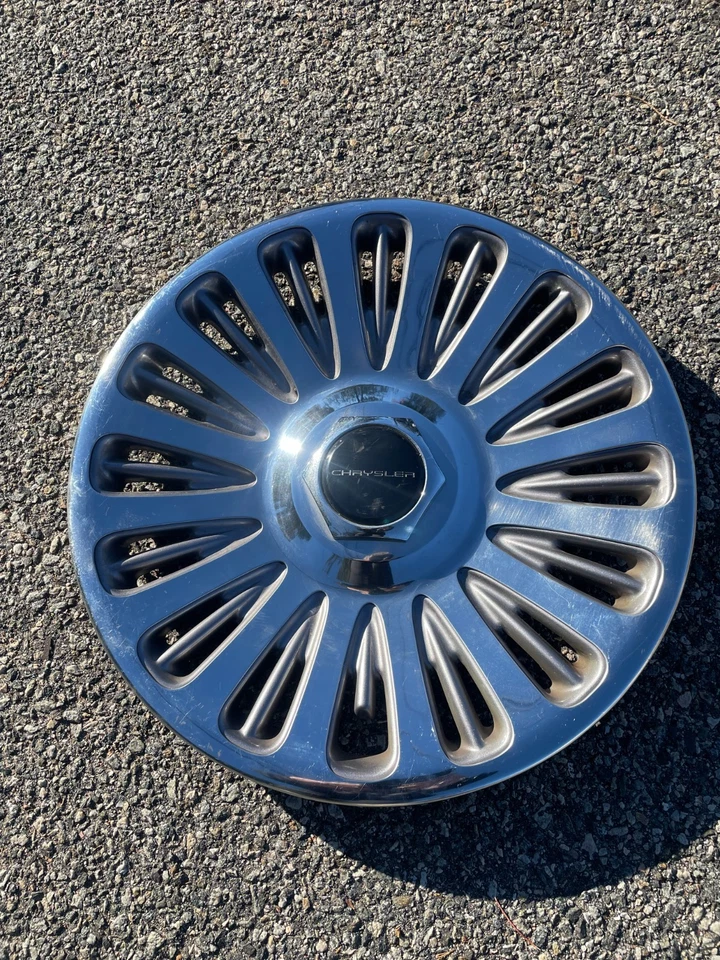 One Factory 1994 to 1996 Chrysler Concorde LHS New Yorker 16 inch hubcap - Imagem 2 de 4