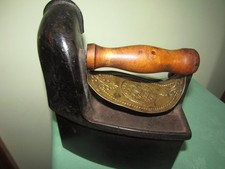 Antico 'Victoria' TRISTE FERRO ~ ghisa ~ manico legno ~ coperchio incernierato scozzese?