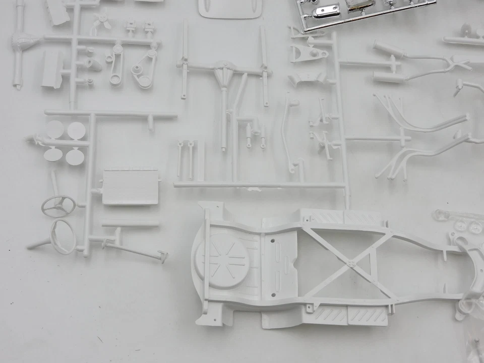 MPC 1960 Vette Chevrolet Corvette 1/25 customizing car 306-200 plastic kit box - Immagine 2 di 4